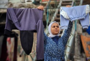 Entre las telas usadas: Palestinos que venden su ropa para comer y beber