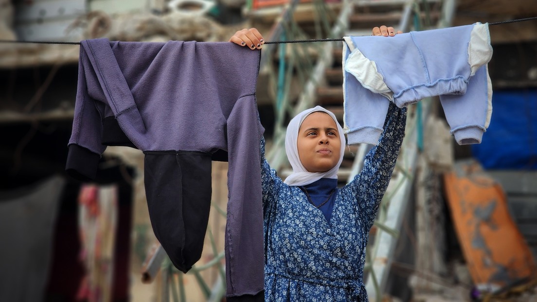 Entre las telas usadas: Palestinos que venden su ropa para comer y beber