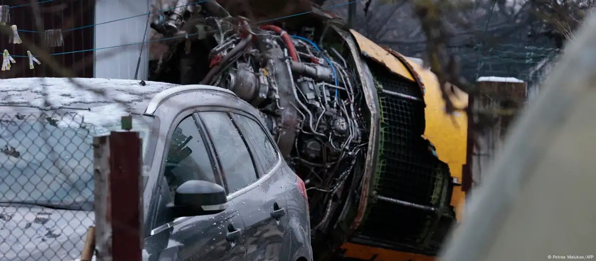 Un avión se estrelló con edificio en Lituania; hay un muerto