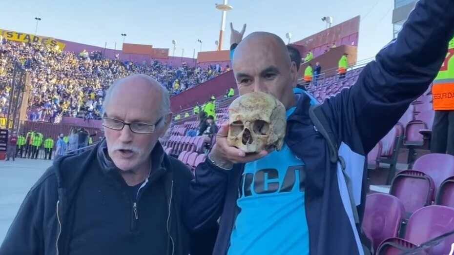 Hincha lleva calavera de su abuelo a la final de la Copa Sudamericana