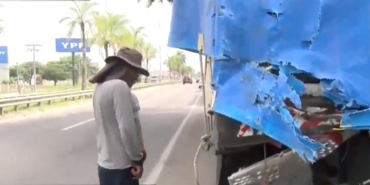 Vagoneta choca con una cisterna; hay un muerto y un herido