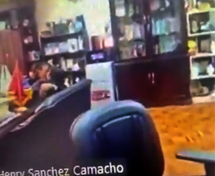 Jurista olvida apagar su cámara y es captado besandose con una mujer en su oficina