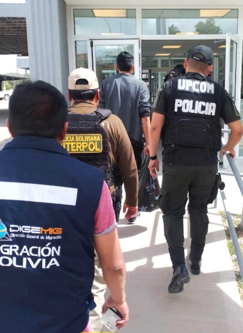 Decena de extranjeros ilegales son trasladados a la frontera de Villazón; serán expulsados del país