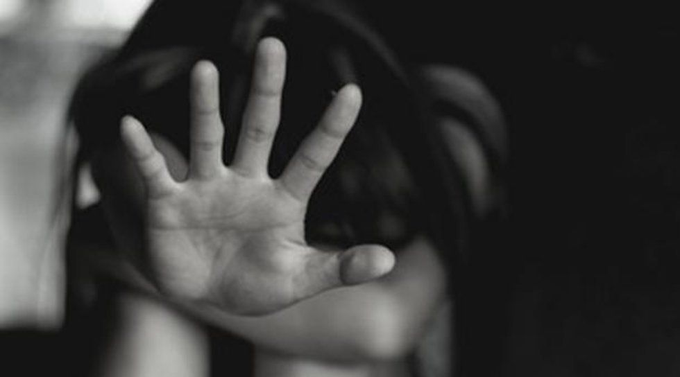 Un hombre agredió sexualmente a su hermana menor de nueve años; su madre lo denunció