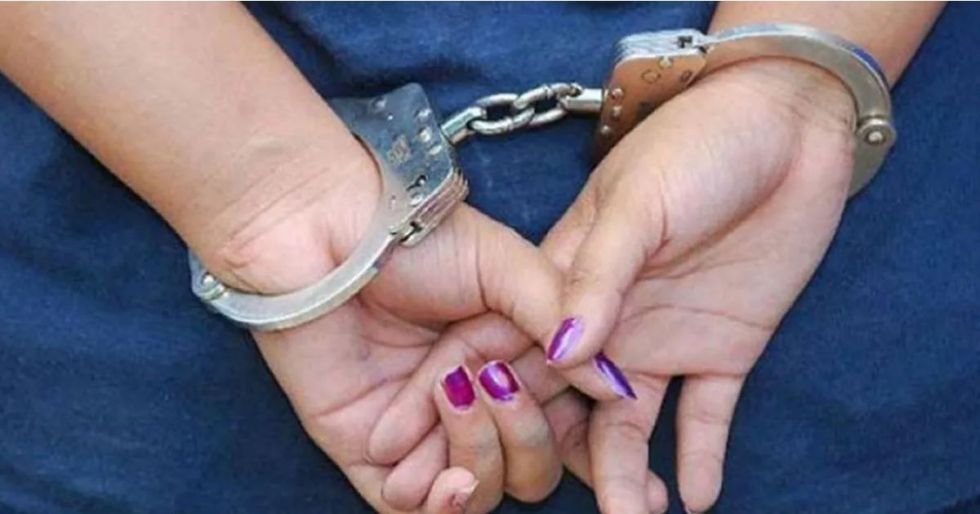 Detienen a una mujer acusada de apuñalar y matar a su pareja