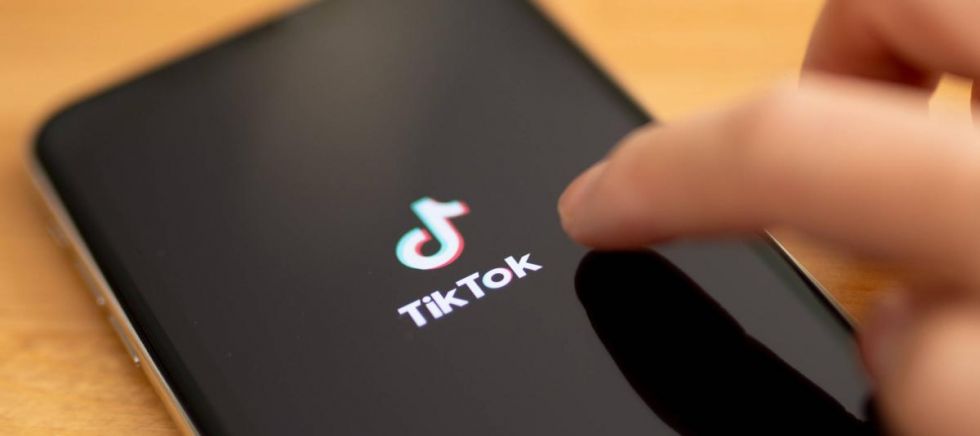 Policía detiene a un hombre que pedía fotos a una menor de 9 años; la contactó por TikTok