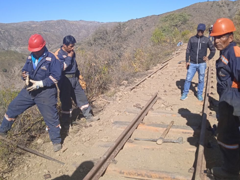 Disponen detención preventiva para dos personas que robaron piezas de rieles en la vía Sucre-Potosí