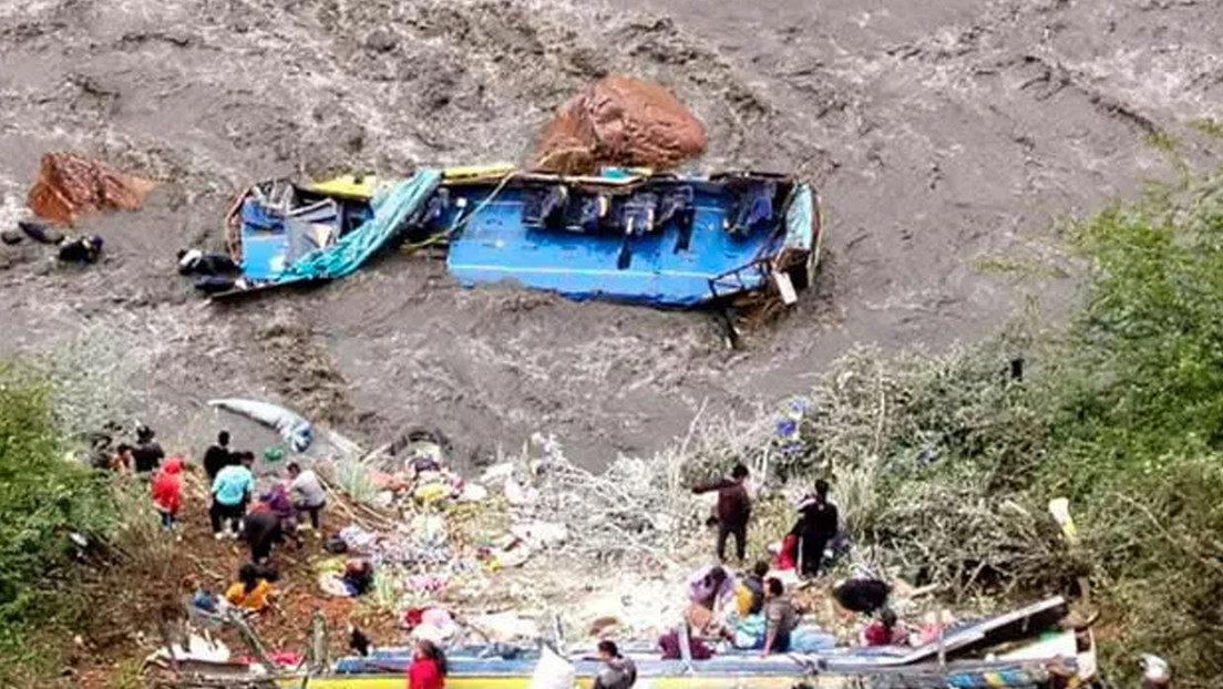 Perú: Un bus cayó a un precipicio; Hay seis muertos, 25 heridos y siete desaparecidos