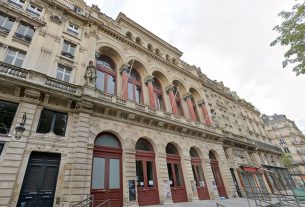 Francia: Cientos de migrantes se alojan en una sala de conciertos en París