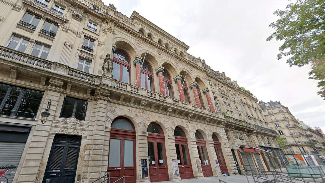 Francia: Cientos de migrantes se alojan en una sala de conciertos en París