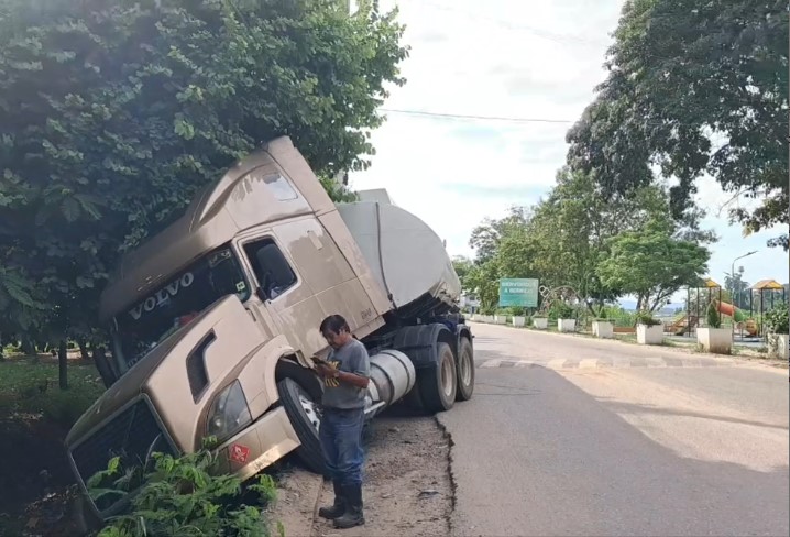 Bermejo: Camión cisterna se volcó de costado en el sector del parque Chaguancos