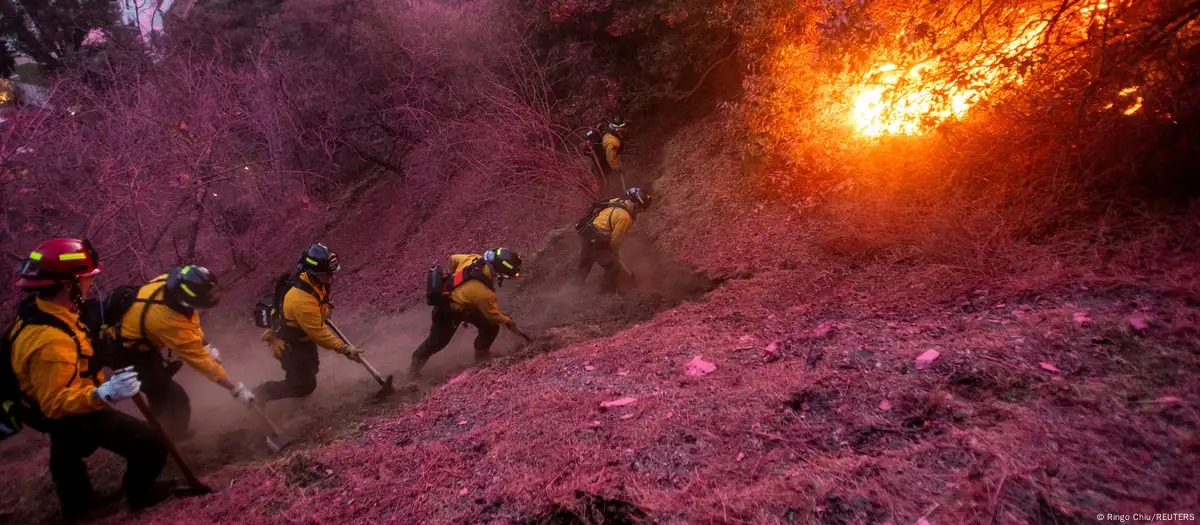 Fuertes vientos amenazan expansión del fuego en Los Ángeles