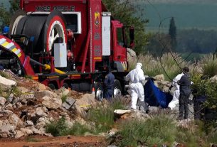 Desde las profundidades de la tierra, la Policía de Sudáfrica sube 60 mineros clandestinos muertos a la superficie