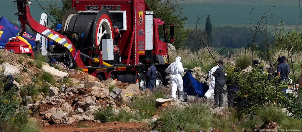 Desde las profundidades de la tierra, la Policía de Sudáfrica sube 60 mineros clandestinos muertos a la superficie
