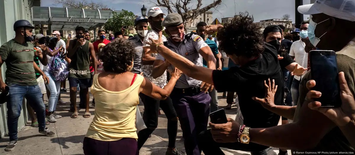 Cuba confirma liberación de 553 presos por "delitos diversos"; la isla es depurada de la lista negra de EE.UU.