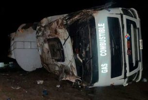 Vuelca cisterna en plena carretera y derrama 36.000 litros de diésel