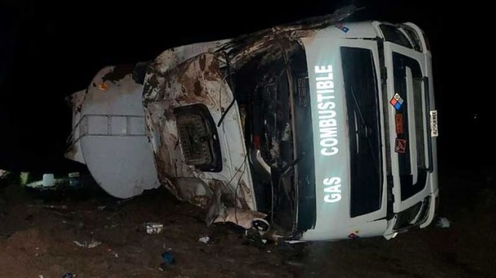 Vuelca cisterna en plena carretera y derrama 36.000 litros de diésel