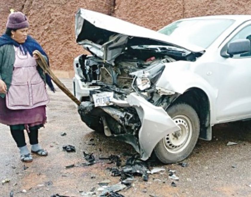 Accidente de tránsito: Choque frontal entre vehículos deja seis heridos