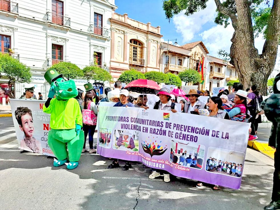 Mujeres inician marcha en Sucre y exigen justicia rápida en casos de violación a niñas