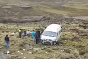 Minibús se embarranca en la Cumbre de La Paz; hay tres heridos y daños leves