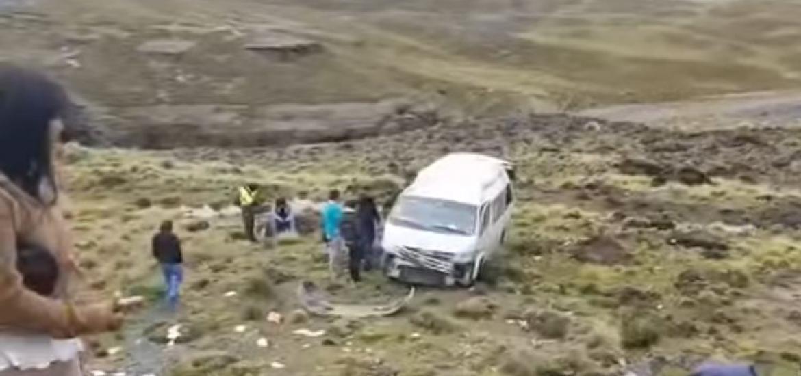 Minibús se embarranca en la Cumbre de La Paz; hay tres heridos y daños leves