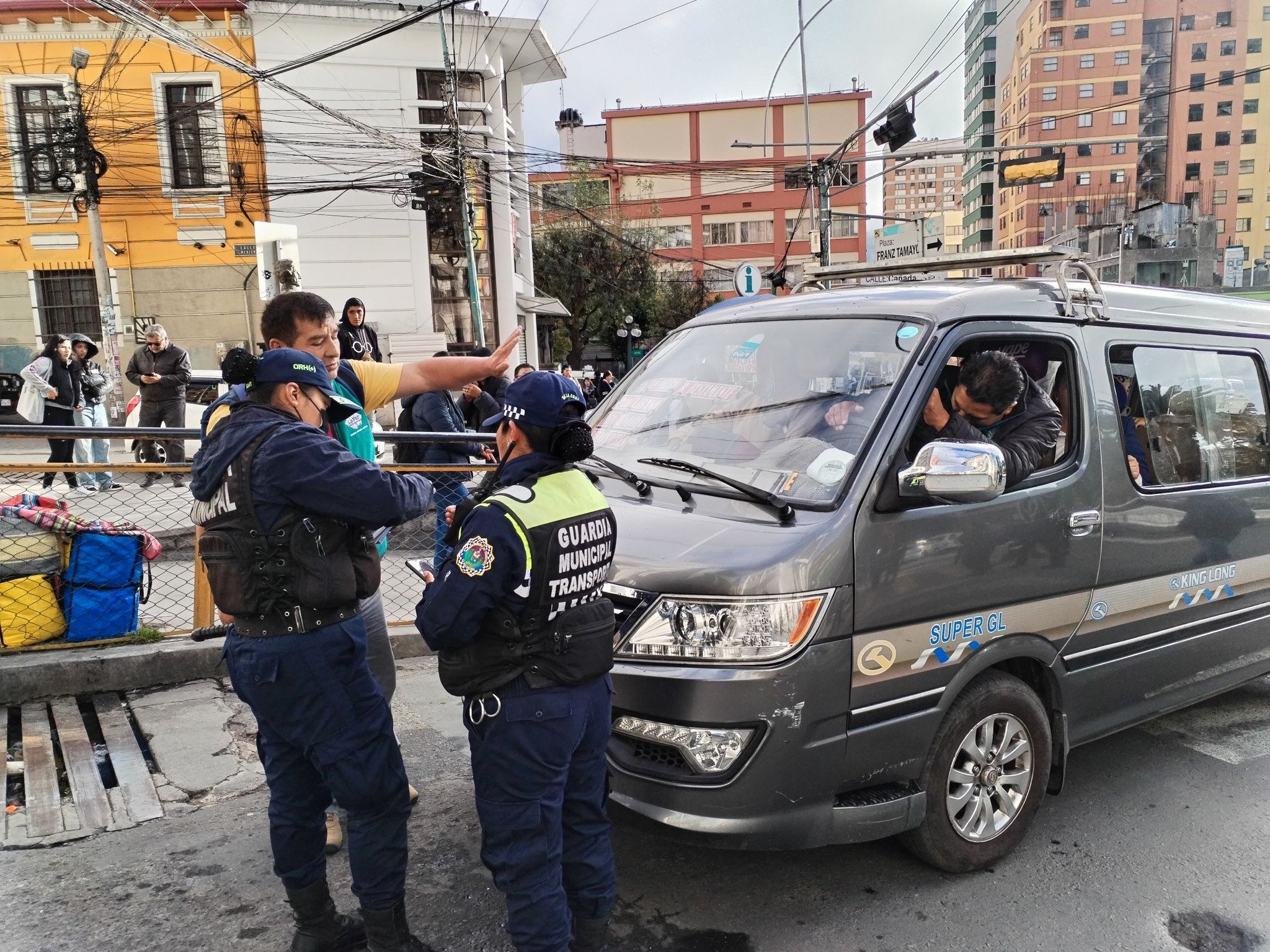 A gritos y peleas: funcionarios de la Alcaldía de La Paz son agredidos por transportistas