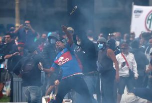 Manifestantes en Argentina son reprimidos con agua y gases lacrimógenos