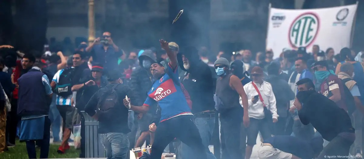 Manifestantes en Argentina son reprimidos con agua y gases lacrimógenos