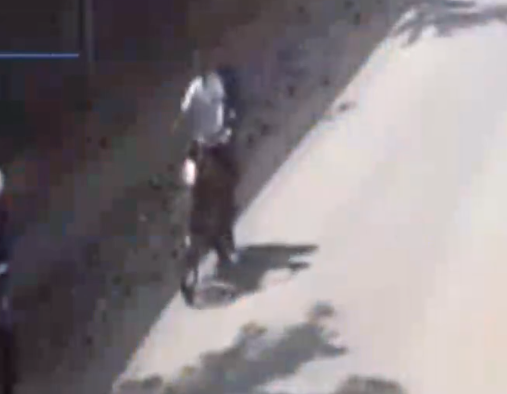 Atracos en distintas zonas cruceñas quedan grabados y son protagonizados por delincuentes en motos