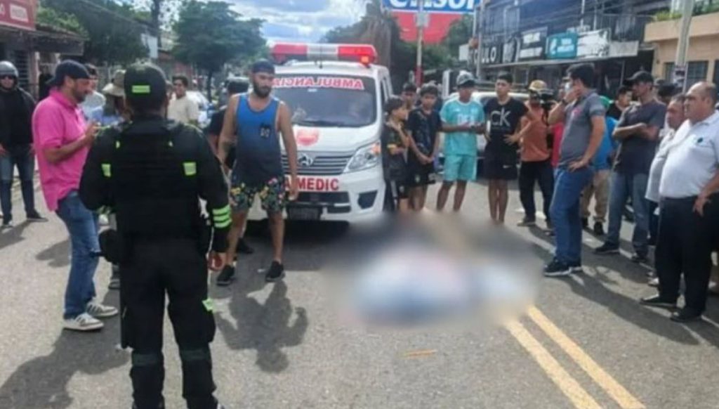 Universitario muere atropellado por un micro durante maniobra de rebase en Santa Cruz