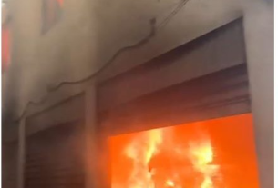 Incendio devora dos negocios en Barrio Lindo de Santa Cruz