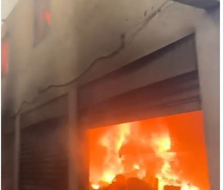 Incendio devora dos negocios en Barrio Lindo de Santa Cruz